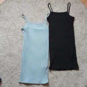 Två känigar  - Två bekväma klänningar från Shein den svarta är anväd en gång och den blå är aldrig använd. 