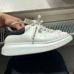 Alexander mcqueen - Säljer ett par Alexander McQueen sneakers i stl 37. Köpta på NK, kartong finns kvar. Har börjat släppa lite i sömmen på hälen och insidan av hälen, annars i gott skick. Säljer för 1250 kr + frakt, eller hämtas i Stockholm. Nypris 5000 kr.