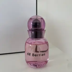 Parfym från H&M i lukten Berries endast test sprutad. Säljs inte längre. 