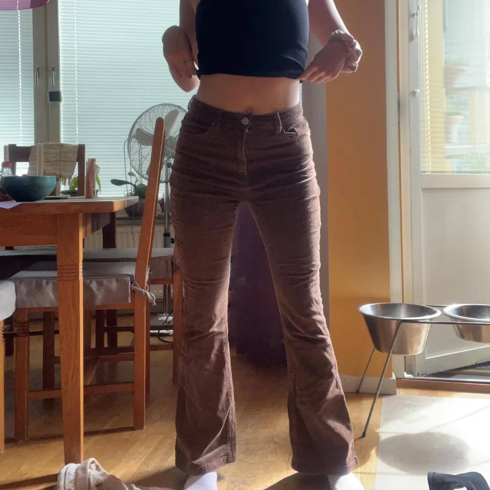 Köpte dessa second hand, köpte för 300kr.  Ingen aning vad märket är men de är otroligt sköna. Mid-waist  Säljer då de blivit för korta . Jeans & Byxor.