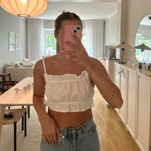 Topp - Gullig vit topp med justerbara band! Använd max 2 gånger så i nyskick. Storlek 38 men passar mig som har S💖