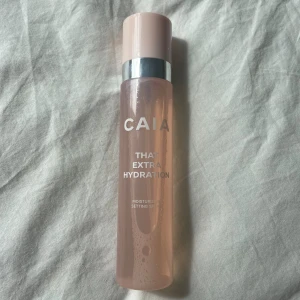 Caia Settingspray  - That extra hydration! Settingspray från Caia! Inte använd❤️ Färgen på korken har åkt bort lite pga fukt❤️