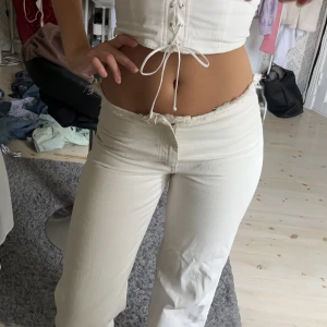 Vita jeans - Så snygga jeans ifrån h&m studio, storlek S/36, med fransar i midjan och längs kanten vid foten