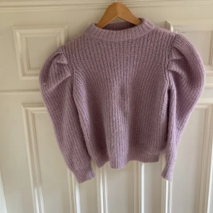 Stickad lila tröja  - Säljer lila en stickad tröja med puffärm i från zara, Stork 152. i fint skick.