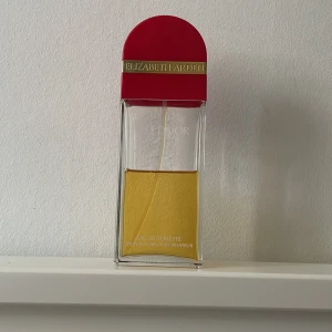 Vintage Elizabeth Arden Red Door 50ml - Ett riktigt samlarobjekt! 50 ml kvar. Elizabeth Arden Edt från 90- talet som fortfarande har sin charmiga, varma doft kvar ❤️ oanvänd vintage säljs för 2000kr på vissa ställen, mitt pris är 750 eftersom parfymen är öppnad och halvfull 🥰