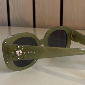 Gröna solglasögon med ”diamanter” - Coola gröna glasögon med stenar på bågarna. Nyskick🌿 