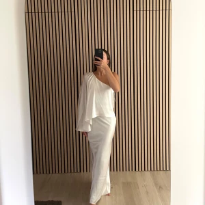 Vit Satinklänning - Ginatricot  - En superfin helt ny och oanvänd vit  Satinklänning från Ginatricot, i storlek 34. Prislapp kvar. Slutsåld 🤍