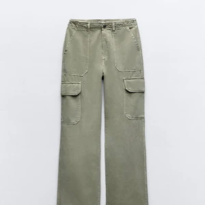 Cargo byxor  - Säljer dessa fina byxor från zara i storlek 34 använd ett par gånger. Nypris 379 mitt pris är 170