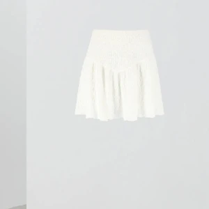 Kort vit kjol - Super gullig kort vit kjol från Gina Tricot i strl xs. Har lite textur, resår i midjan. Bilder från hemsida, hör av dig vid egna bilder. Använd en gång, med undershorts och därefter tvättad. Nypris 300 och är slutsåld. Köparen betalar frakten. 