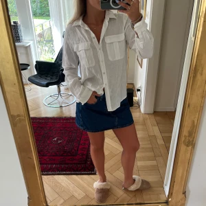 Linne skjorta - Vit linne skjorta från H&M.