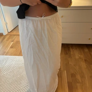 Maxikjol - Vit maxikjol som aldrig kommit till användning.  Stl 38 men passar även 36