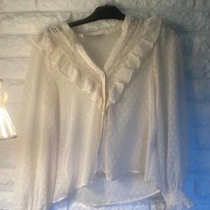 Jättefin zarablus  - Zara blus i Xs. Pris kan diskuteras