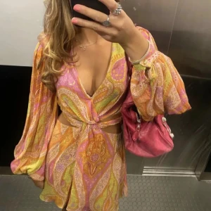 Populär zara klänning - Bra skick, storlek 36 🩷 väldigt eftertraktad, köpt på zara utomlands! Finns inte att köpa mer (vad jag vet). Hör av er vid intresse 