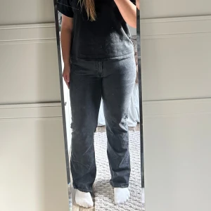 Jeans - Svart/gråa jeans från bikbok, knappt använda, i fint skick 