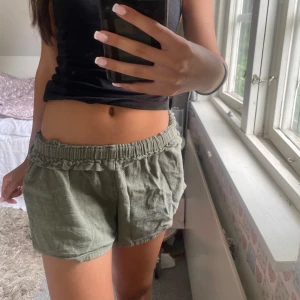 Short  - Militärgröna Tygshorts från hollister storlek S!