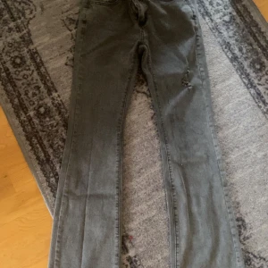 Low waist gråa bootcut byxor  - Använda ett par gånger då de blivit små för mig.