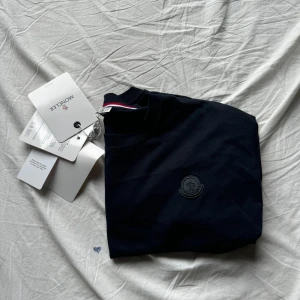 Moncler t-shirt - Hej, säljer 3st mocler t-shirt, 2mörkblå L och M, 1svart M, passar från (M) 165-180, (L) 175-190. Man får inte skriva vad som helst har men kolla priset😉. Bara att skriva vid funderingar!!