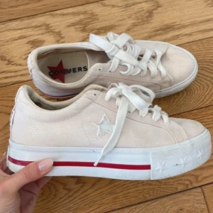 Converse  - Säljer dessa unika Converse i ljusrosa (nästan vita/beiga) i storlek 37. Använda men i gott skick. Vissa mindre gråa fläckar (se bilder).