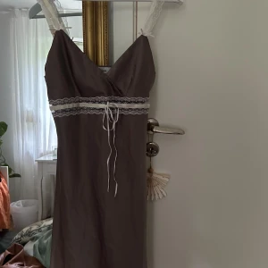 Klänning med spets🤍 - Jättefin vintage klänning/nattlinne från Etam i storlek S 