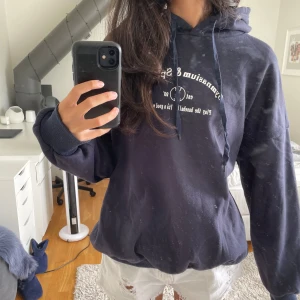 Marinblå hoodie - Marinblå oversized hoodie som säljs pga den inte kommit till användning. Jättesöt och skriv vid frågor💕