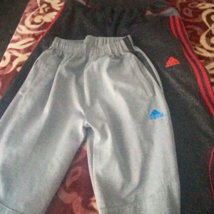 Adidasbyxor  - Hej. Säljer dessa helt nya och fina byxor. Storlek L men passar mkt väll M och S. Kom privat för funderingar 🎀