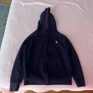 Polo Ralph Lauren zip hoodie - En stilig Ralph lauren zip i färgen navy/mörkblått. Skick 7/10 använt i några månader. 