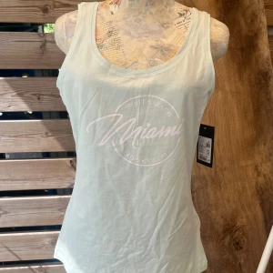 Nytt! Mintgrönt linne i bomull  - Helt nytt med lappen kvar, stl L lite figursytt. Även snyggt på en M om man vill att det sitter lite lösare. Bomull/elastan