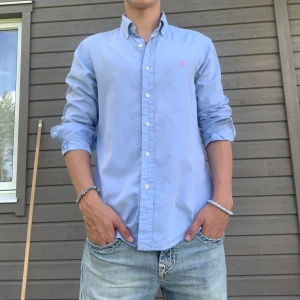 Ralph Lauren skjorta - Hej! Säljer en ljusblå Ralph Lauren Skjorta i väldigt fint skick. Nypris cirka 1299kr mitt pris 300kr. Skriv för mer info :)