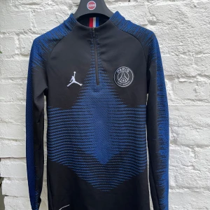 PSG fotbollströja - Säljer denna PSG fotbollströja i riktigt bra skick. Inga defekter! Storlek XS men passar S👍🏼