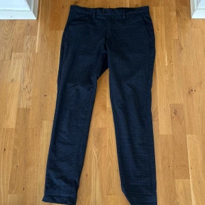 Rutiga kostymbyxor - Marinblå rutiga kostymbyxor från Jack and Jones slim/marco i stl W32 L32 Andvänd skick