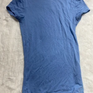 Ljusblå backless top🩵 - Säljer denna tröja då den inte kommer till användning längre💙Den är i bra skick🩵Den ser lite mörkare ut på de första två bilderna men på den tredje ser den mer ut som i verkligheter alltså lite ljusar blå💙Kontakta mig för frågor mm. 🩵