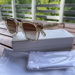 Chimi 04 ecru - Ett par snygga chimis i modellen ”04” och färgen ”ecru” som knappt är använda. Dustbag, fodral, box och andra tillbehör följer med👍   Nypris: 1350 kr 