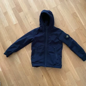 Stone island jacka  - Säljer nu dena snygga Stone island jacka eftersom att den inte längre passar. Den är självklart äkta och kan frakta inom Sverige. Storleken är 142 men skulle säga att den passar upp till 155. Priset är inte fast och priset kan diskuteras. 