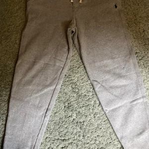 Ralph lauren byxor - Tjena! Säljer ett par riktigt fina ralph lauren byxor. De är i bra skick och har inte kommit till användning. Den är storlek 18-20 vilket är ungefär som S. Nypris ca 1000kr