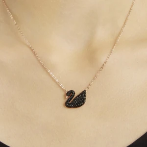 Svan halsband - Svarta svanen halsband i rostfritt stål helt ny för 199 kr