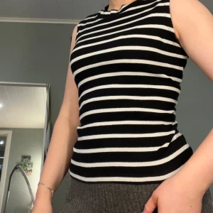 Gullig topp från Lindex  - En fin topp till många tillfällen som är knappt använd. Storlek 158/164 men är som en S. 🥰