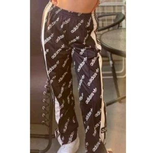 Adidas byxor  - Använda få gånger men för stora på mig. Kan knäppas upp hela vägen upp till höften.