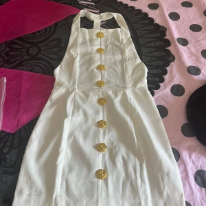 Oanvända sommar klänning storlek M - 36/38 - Säljer klänningen den passar inte storlek till mig. 