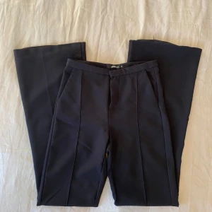 Kostymbyxor - Svarta Kostymbyxor från Gina Tricot!! Säljer då de inte kommer till användning, lite slitna längst ner vid benen men inte nått som riktigt märks. Nypris: 450kr Skriv vid fler bilder eller frågor <3
