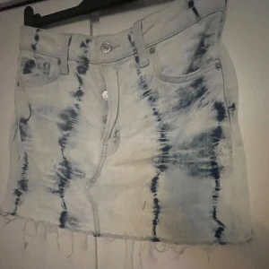 Jeanskjol - Ljusblå jeans kjol med mörkblått mönster. Storlek S. Oanvänd . Köparen står för frakten💗