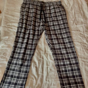Pyjamasbyxor man - Mysiga pyjamasbyxor för män med rutigt, grått mönster i storlek L👌🏼 Oanvända med lappen kvar!