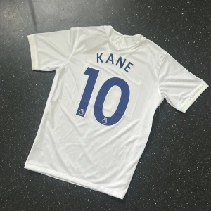 Tottenham 21/22 ”kane” - Säljer min riktigt snygga Tottenham tröja men kane på ryggen😍 sprillans ny med alla tags kvar, hör gärna av er om ni har några funderingar eller vill ha fler bilder✅ 