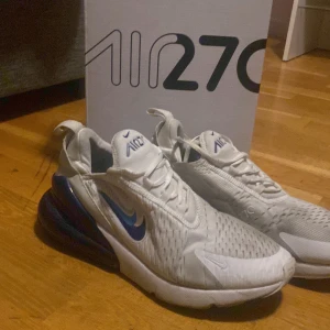 Air max 270 - Pris går att diskutera up till 100%! ( MÖTS I STHLM Bra skick inga håll Elr nått. Dom är lite smutsiga  ska bli tvättade imorgon i kemtvätt. De är strlk 43 men passar jätte bra på 42 och 41 o lite små i 40 funkar också i 45 om man har smala fötter.