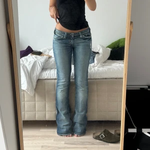 Lågmidjade jeans  - Skit snygga lågmidjade från Mavi Midjemått: 84cm innerbenslängd: 89cm storlek: 28 Det går att köpa med köp nu skriv innan!