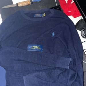 Polo Ralph Lauren Tröja - Perfekt för sommar och vinter, storlek M, nytt skick, orginalpris 1200 ish har kvitto.