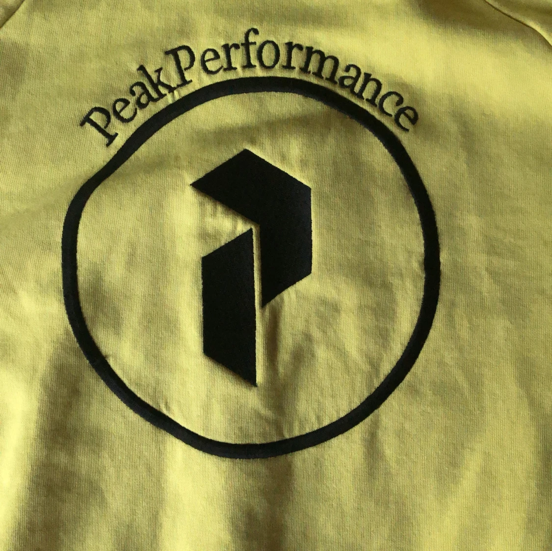 Gul hoodie från Peak Performance - 91