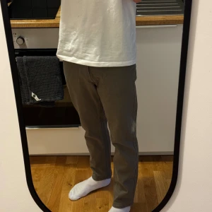 Byxor gröna/khaki - Byxor i grön-/khakifärg. Storlek: 30/30. Passformen är lite mer ”skinny”. Skick: 9 av 10. 