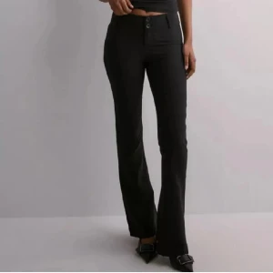 Kostymbyxa - Säljer denna kostymbyxa från Gina då de ej används längre, sann i storlek 