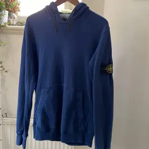 Stone island hoodie i väldigt bra skick. Passar mig bra som är 186cm lång. Originalpris 2200, Gjord i italien.