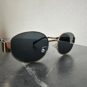 Solglasögon  - Celine liknande solglasögon som aldrig kommit till användning. Säljer då de inte riktigt är min stil. Nyskick och inga repor!